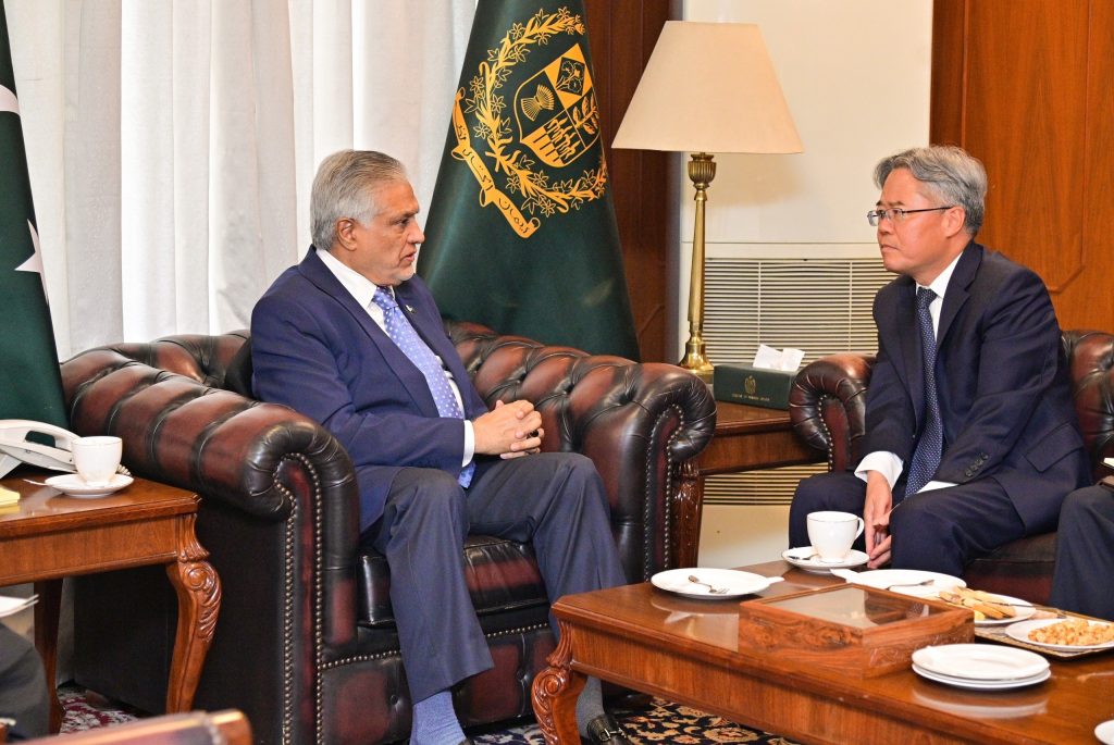 نائب وزیراعظم و وزیر خارجہ اسحاق ڈار سے چین کے سفیر کی ملاقات، خطے کی تازہ ترین صورتحال پر تبادلۂ خیال