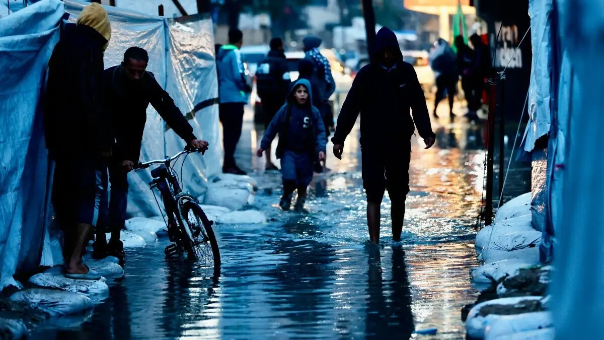 غزہ میں خیمے سمندر کے پانی سے بھر گئے ، بارشیں بے گھر لوگوں کی پریشانیاں مزید بڑھانے لگیں