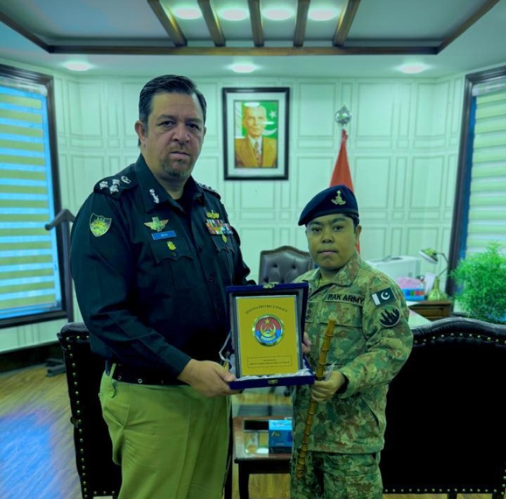 ڈی آئی جی کوئٹہ عمران شوکت سے تھیلیسیمیا کے مریض و سماجی کارکن بلال پرکانی کی ملاقات، خدمات کے اعتراف میں شیلڈ پیش