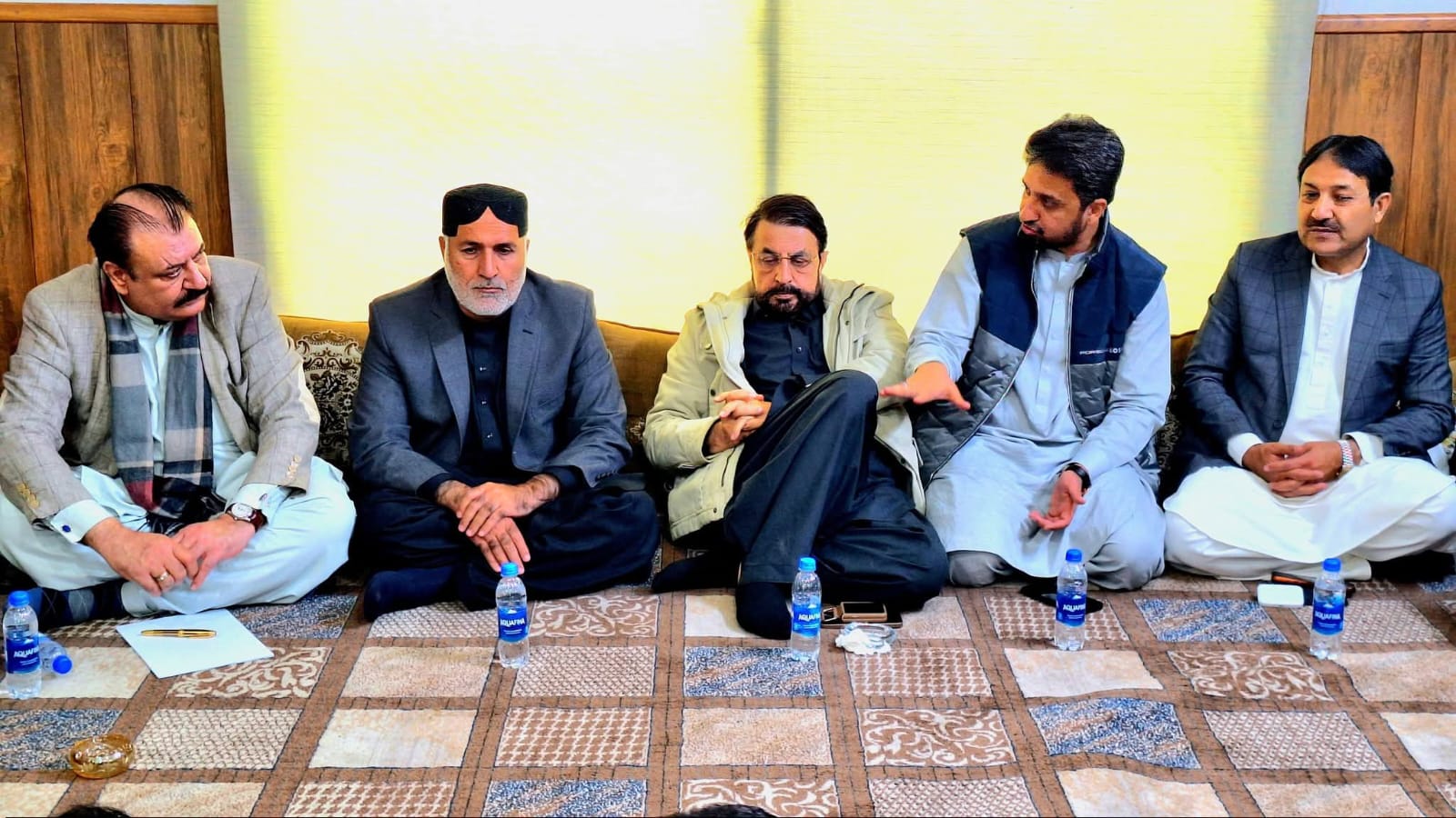 صوبائی وزیر خزانہ و معدنیات سے آل پارٹیز قائدین اور گرینڈ الائنس کے رہنمائوں کی ملاقات ،ملازمین کے مسائل پرتبادلہ خیال