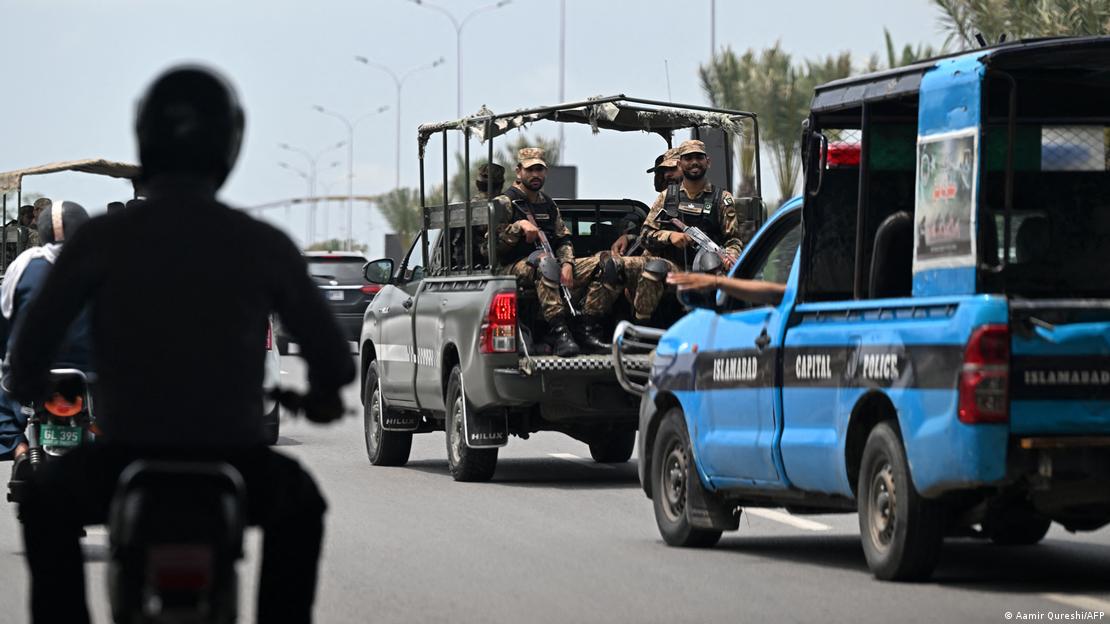 افغانستان میں فضائی حملوں کے بعد پاکستان میں سکیورٹی سخت، درجنوں افراد گرفتار