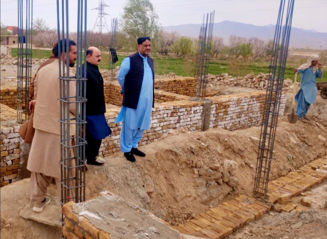 پارلیمانی سیکرٹری سوشل ویلفیئر حاجی ولی محمد نورزئی کا زیر تعمیر عمارت کا دورہ، کام کے معیار کا جائزہ