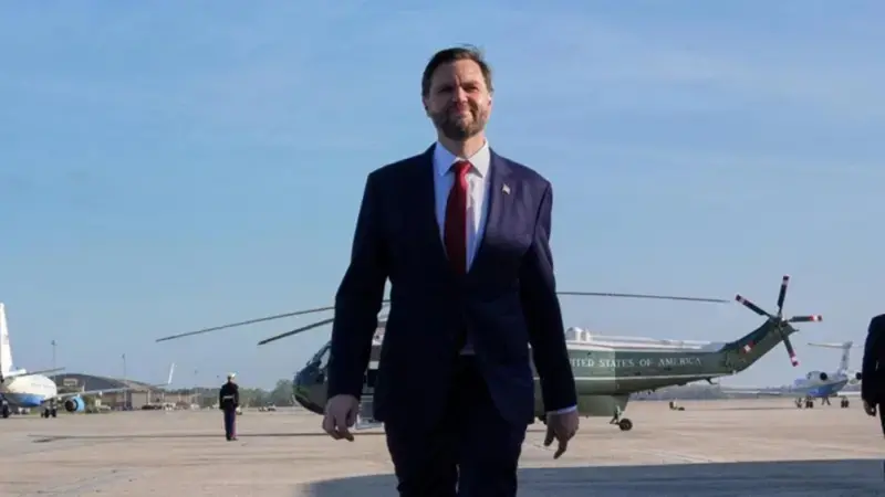 امریکی نائب صدر جے ڈی وینس پاکستان روانہ: ’صدر ٹرمپ سے ہدایات لے کر مذاکرات کے لیے جا رہا ہوں‘